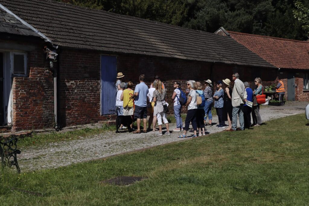 walled garden Group tour